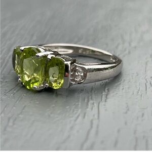 925 stamped Sterling Silver and peridot Gemstone Ring